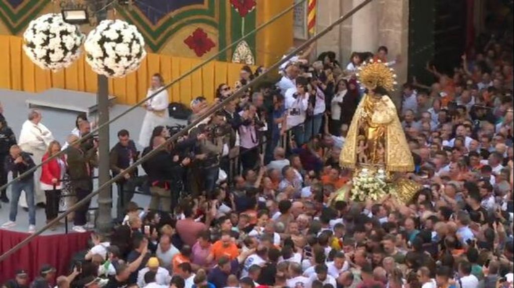 Miles de valencianos muestran su devoción a la Mare de Déu, patrona de Valencia