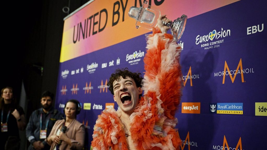 Nemo, de Suiza, celebra con el trofeo tras ganar la final de Eurovisión