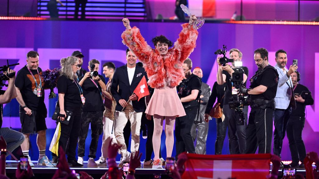Nemo, el suizo ganador de Eurovisión 2024, rompe el Micrófono de Cristal en plena celebración