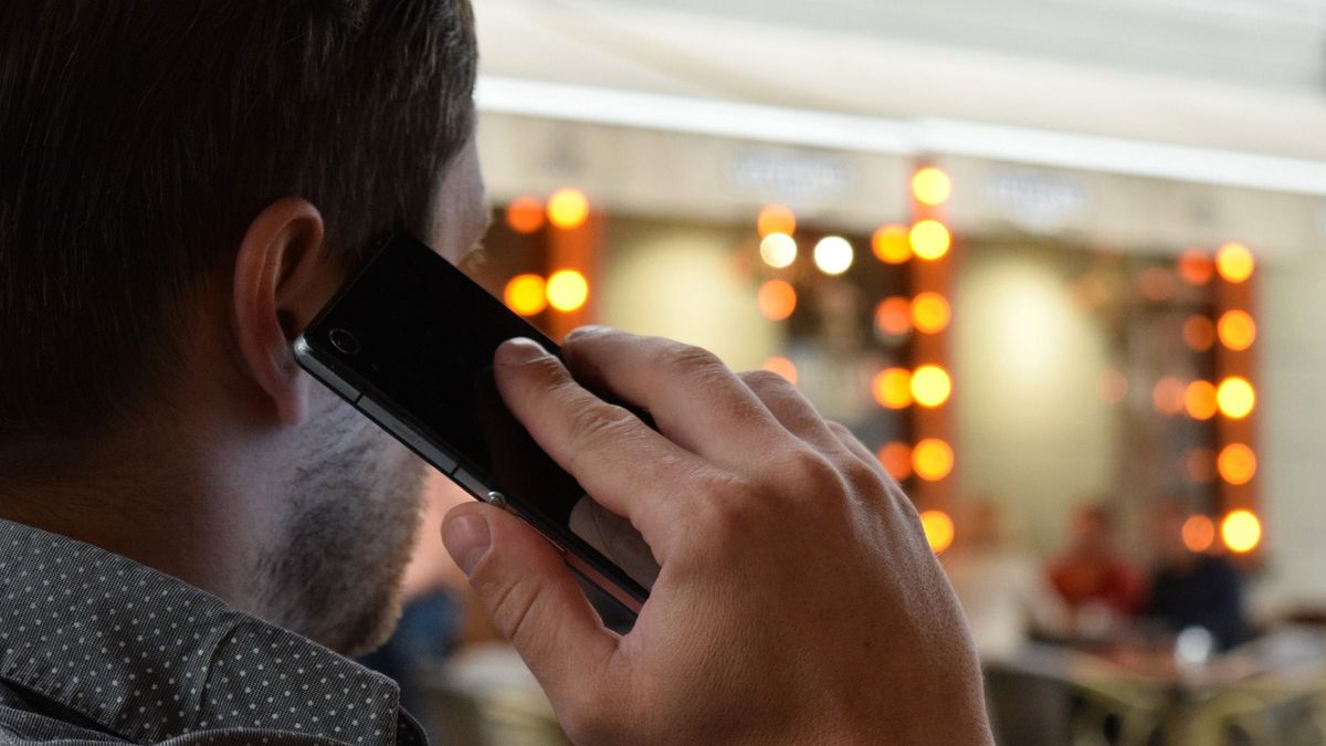 Un hombre hablando por teléfono