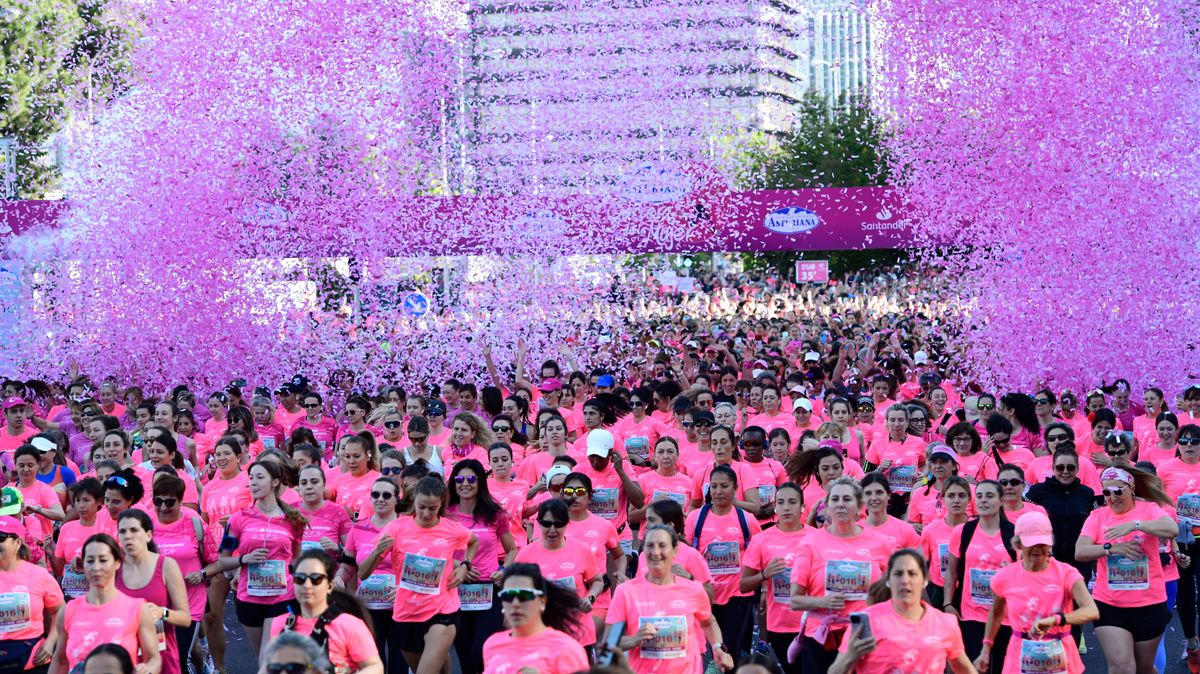 Una marea rosa de 35.000 mujeres inunda Madrid