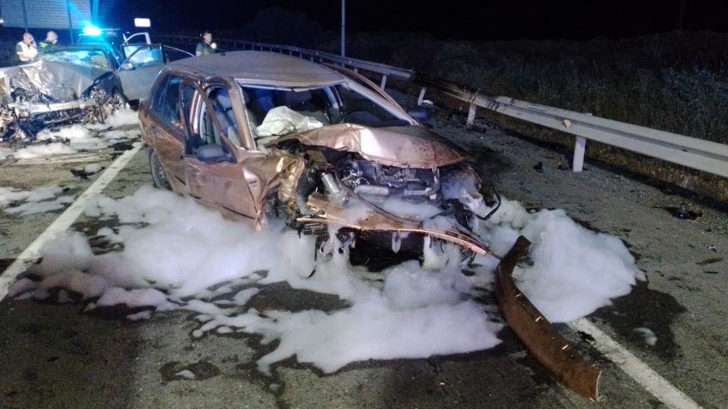 Vehículos gravemente dañados en un accidente en San Juan del Puerto, Huelva