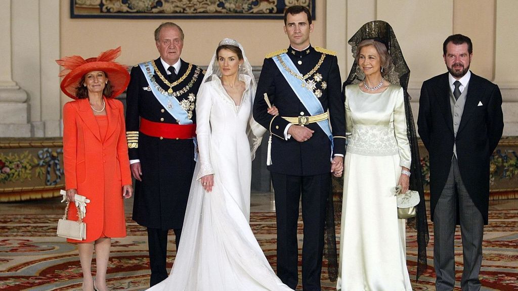 Los actuales Reyes el día de su boda, junto a sus padres.