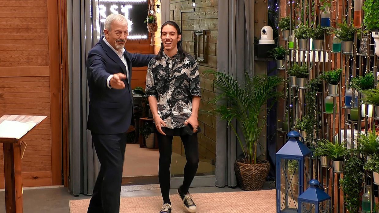 Carlos Sobera junto a Enric en 'First Dates'