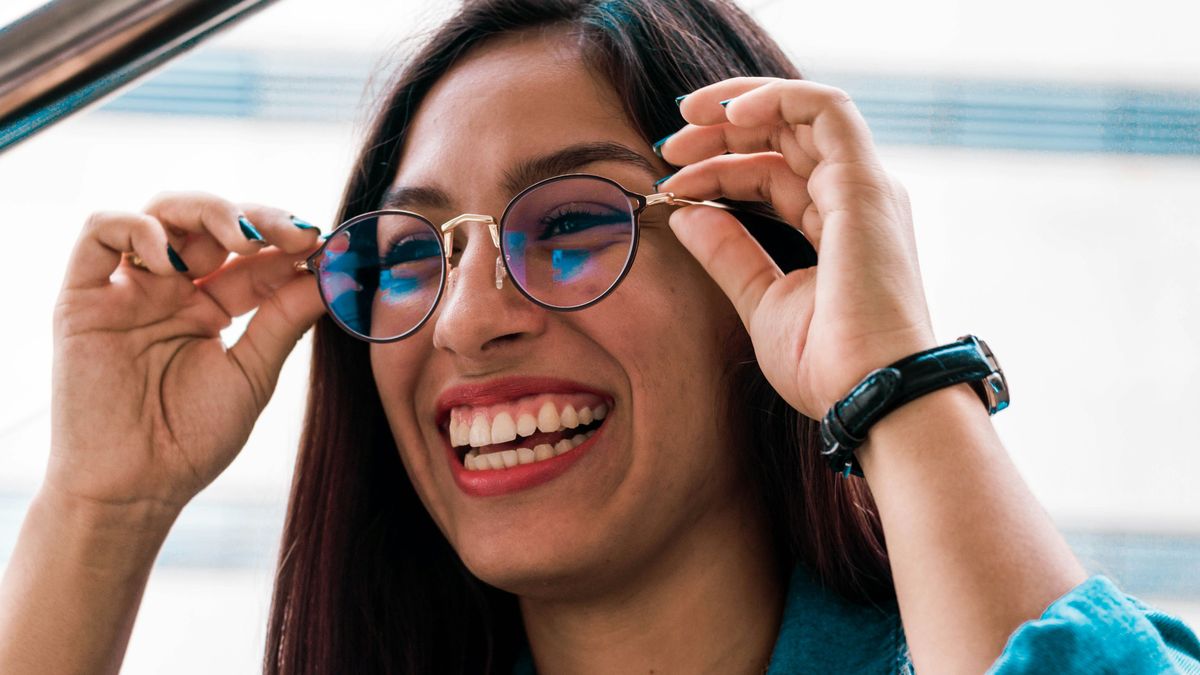 chica colocándose las gafas