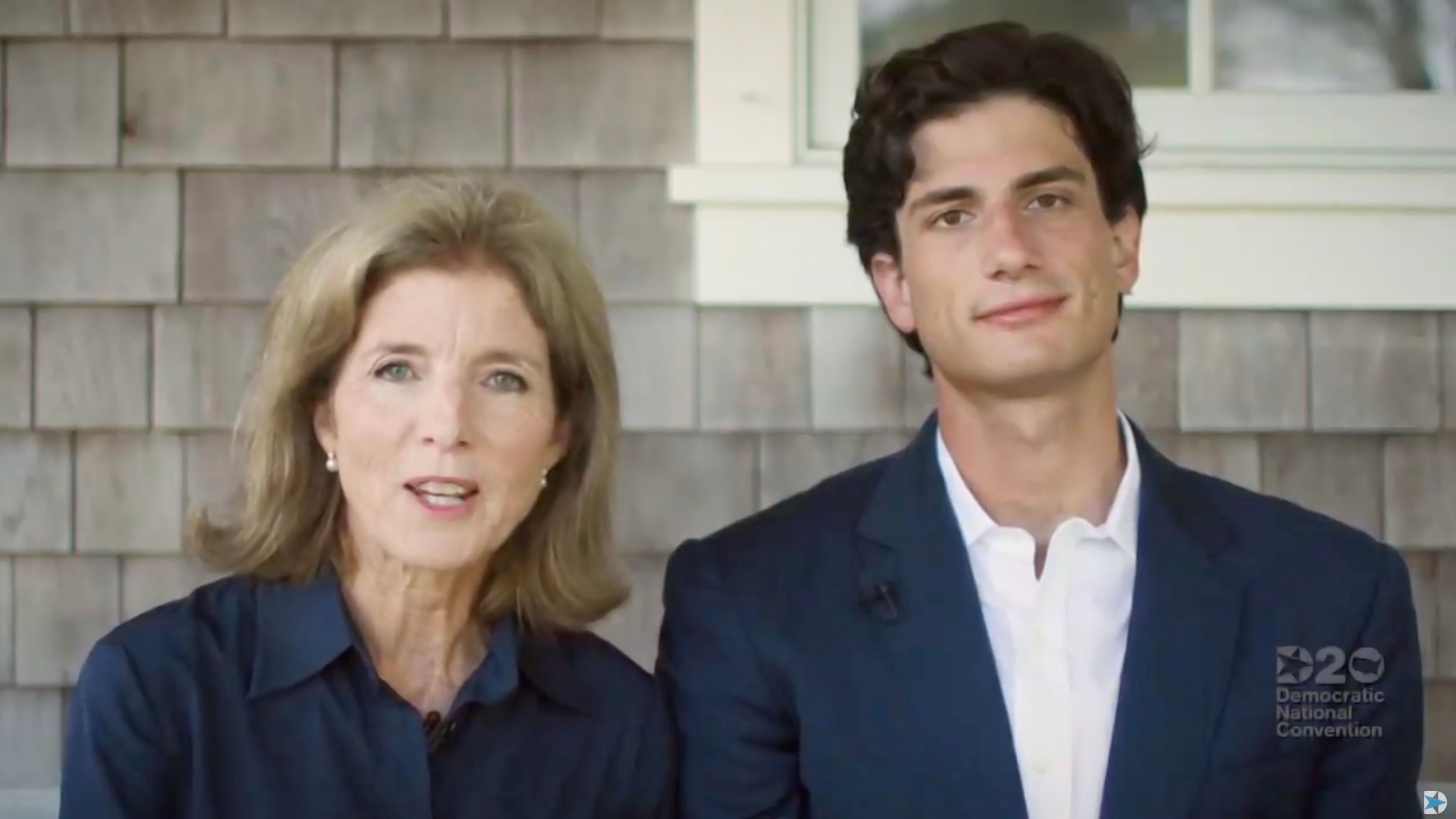 Con su madre, Caroline Kennedy, en una convención del Partido Demócrata.