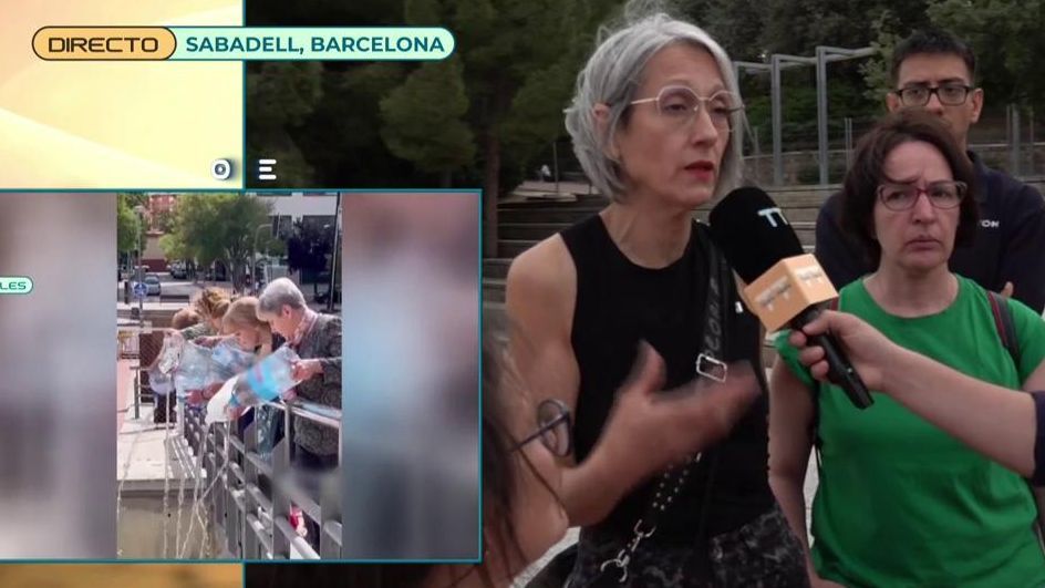 Unas vecinas tratan de llenar un estanque con garrafas de agua para salvar unos patos: La polémica viral que ha revolucionado Sabadell