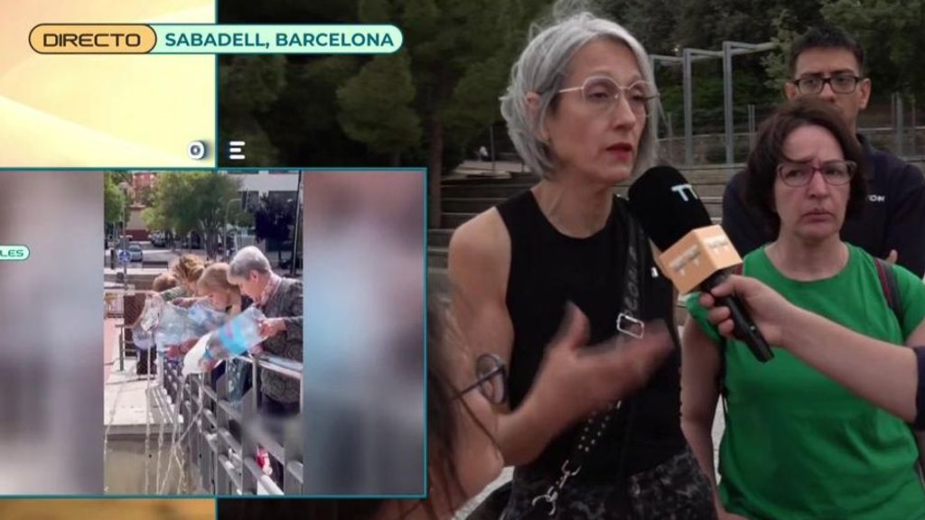Unas vecinas tratan de llenar un estanque a garrafas de agua para salvar a sus patos: La polémica viral que ha revolucionado Sabadell