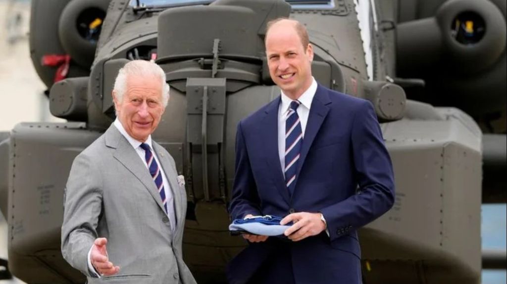 El Rey Carlos III de Inglaterra entrega oficialmente el cargo de Coronel en Jefe del Cuerpo Aéreo del Ejército al Príncipe Guillermo, Príncipe de Gales.
