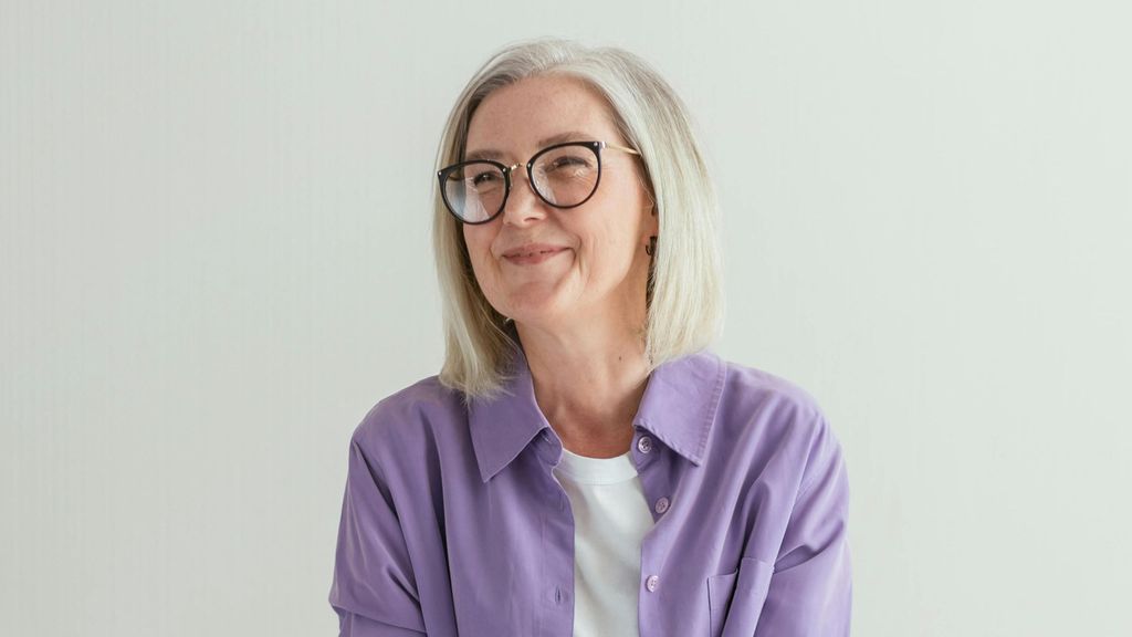 Foto de una mujer mayor de 50 años con gafas