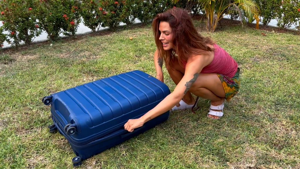 Laura Matamoros muestra el contenido de su maleta