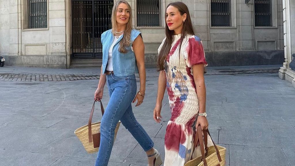 madre e hija paseando con capazo de Loewe