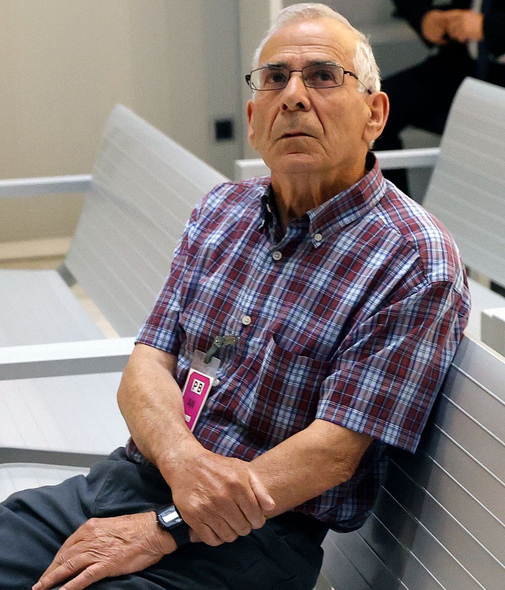 Pompeyo González, el jubilado funcionario de Vitoria de 74 años detenido por el envío en 2022 de seis cartas con explosivos, en la Audiencia Nacional