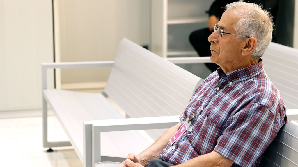 Pompeyo González, el jubilado funcionario de Vitoria de 74 años detenido por el envío en 2022 de seis cartas con explosivos, en la Audiencia Nacional