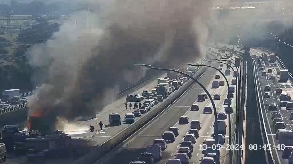 Retenciones en la M-45 tras el incendio de un camión en el entorno de El Cañaveral