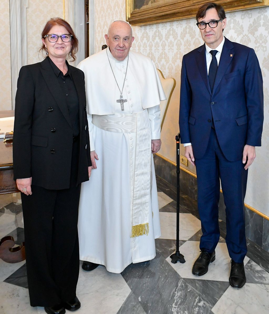 Salvador Illa junto a su mujer, Marta Estruch, en su última visita al Vaticano.