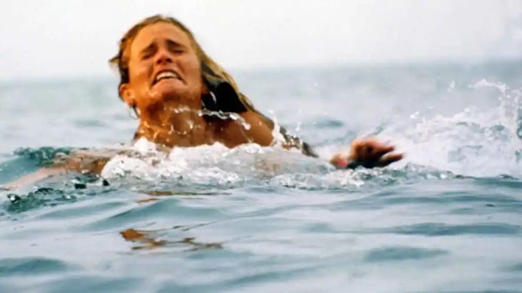 Susan Backlinie durante la escena de la película 'Tiburón'