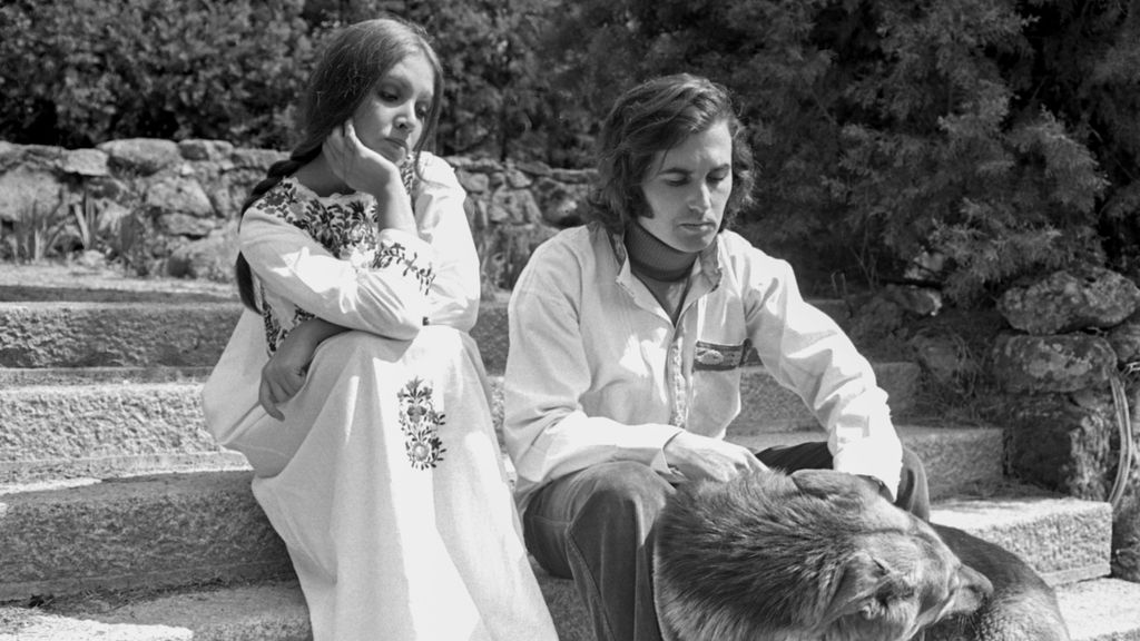 Ana Belén y Víctor Manuel, en una tierna imagen de 1973.