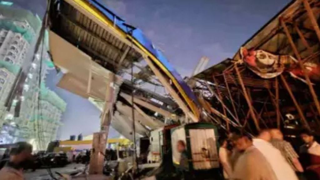 Cae una valla publicitaria sobre cientos de personas en una gasolinera de Bombay: hay 14 muertos