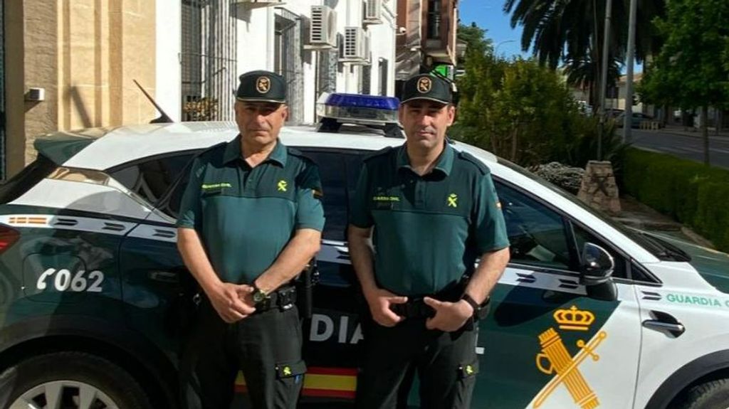 Dos guardias civiles salvan la vida a una mujer que se asfixiaba por atragantamiento en un restaurante de Alcalá La Real