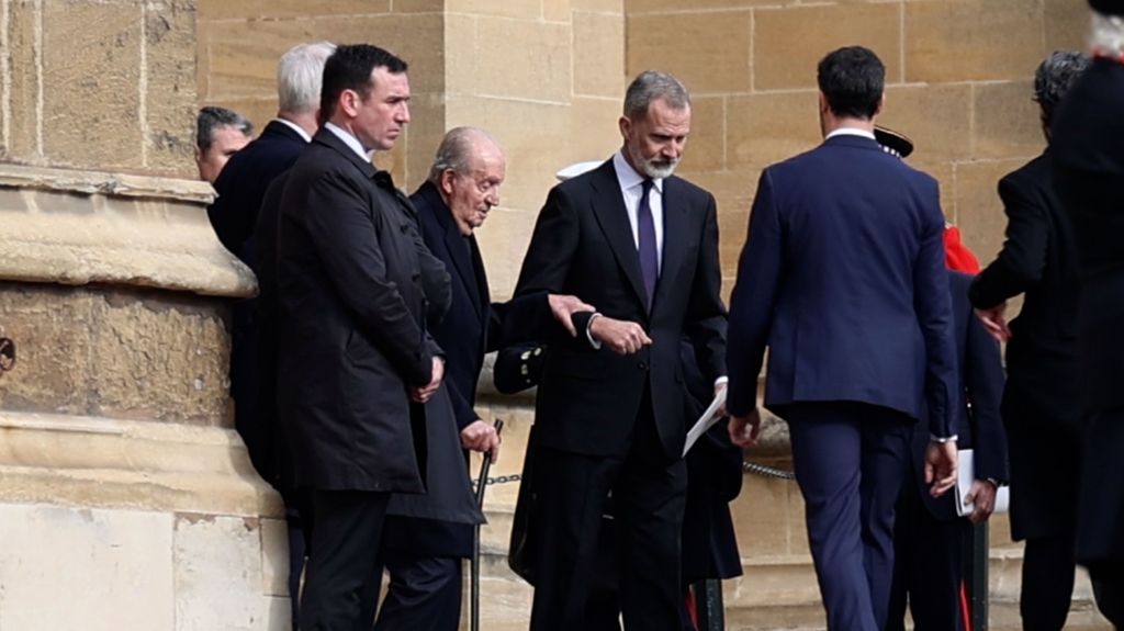 El rey Juan Carlos I saliendo del brazo de su hijo, el rey Felipe VI, del funeral por Constantino de Grecia