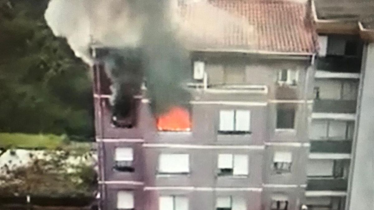 Imagen del fuego en la cuarta planta del inmueble de Bermeo