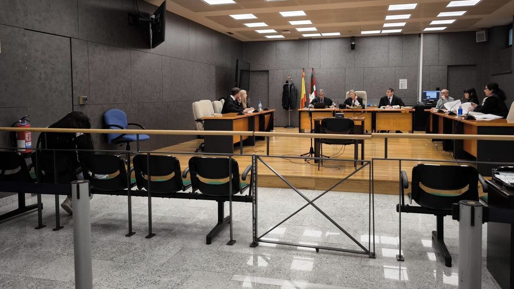 La acusada, de espaldas, sentada hoy en el Palacio de Justicia de Bilbao