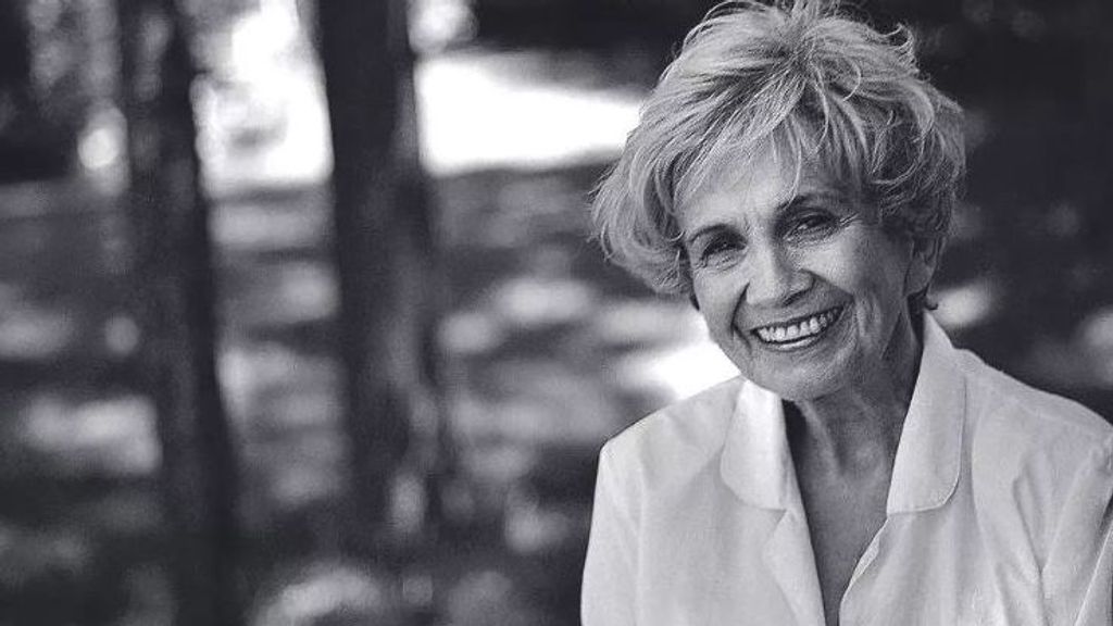 La escritora canadiense Alice Munro, galardonada con el Premio Nobel de Literatura, ha fallecido este martes a la edad de 92 años