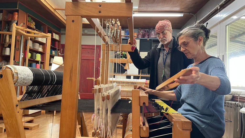 Luisa y Óscar tejen en telares tradicionales y con técnicas tradicionales pero fusionan materiales diferentes