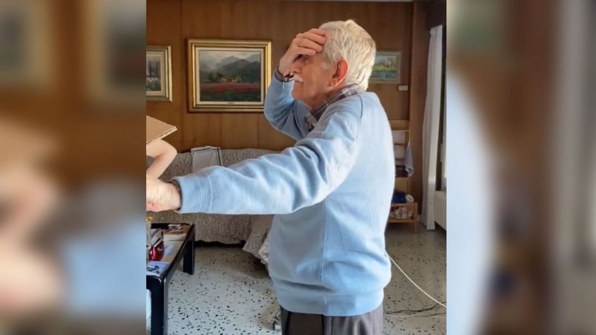 Un asiento del Camp Nou, el preciado regalo de una nieta a su abuelo: "Me guardo su reacción para siempre"