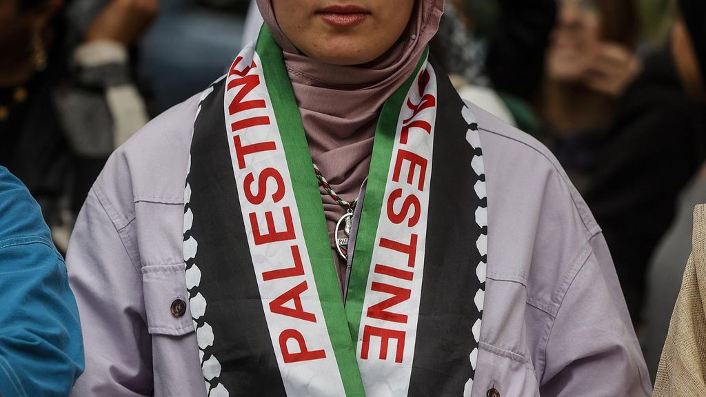 Una joven con la bandera de Palestina