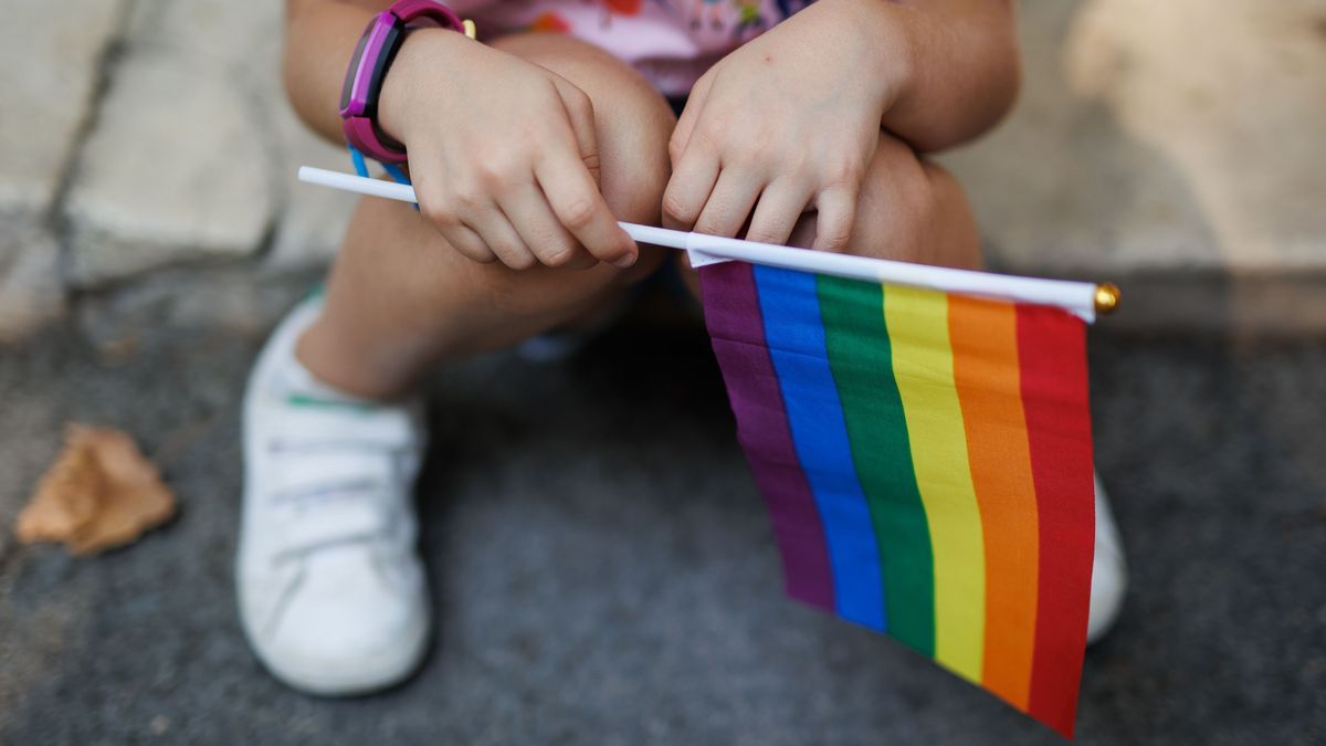 Una niña sostiene la bandera LGTBIQ+