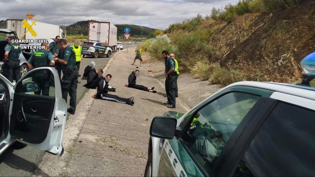Cuatro presuntos atracadores son detenidos por la Guardia Civil tras una frenética persecución por la A-66 en Cáceres