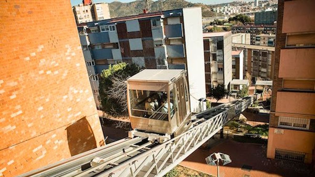 Descarrila el cableado de un ascensor inclinado con una mujer y dos menores a bordo en Barcelona