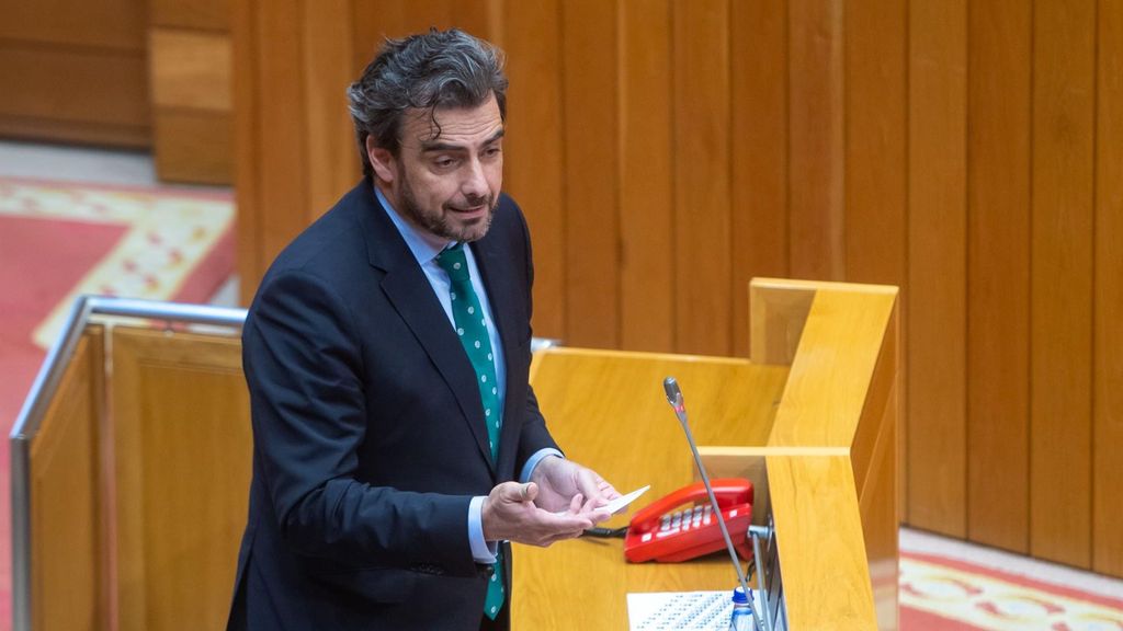 El conselleiro de Presidencia, Xustiza e Deportes, Diego Calvo, anunció la medida en el Parlamento gallego
