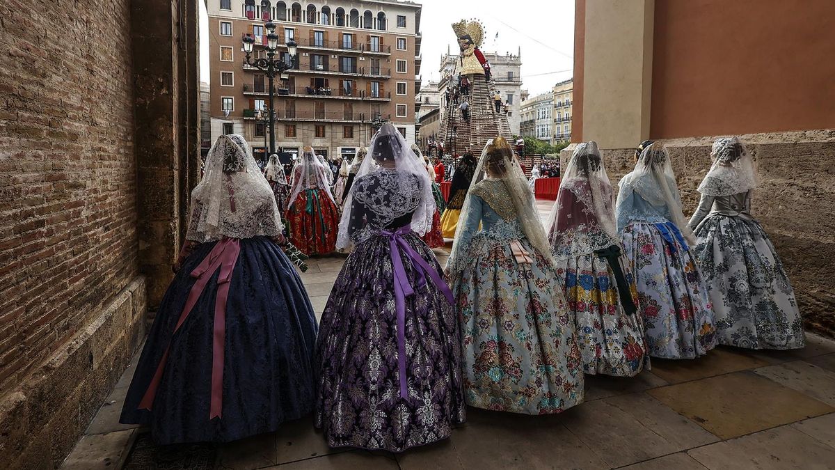 Falleras en la Ofrenda