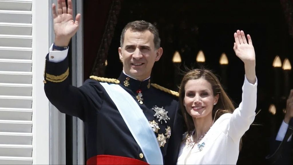 Felipe VI y Letizia saludando el día de la coronación
