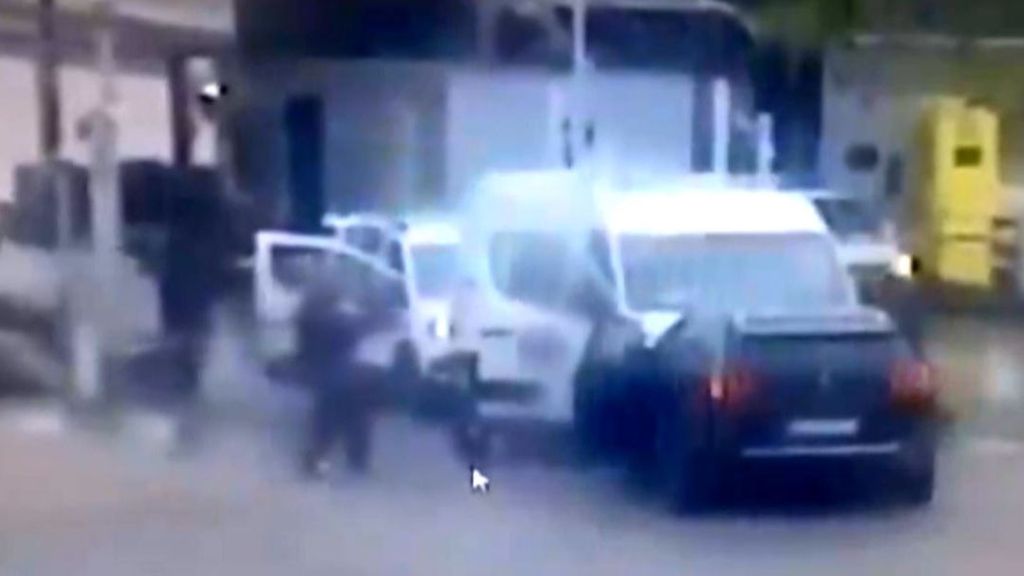 Francia despliega sus tropas de élite para encontrar al fugitivo que escapó en el ataque al furgón policial