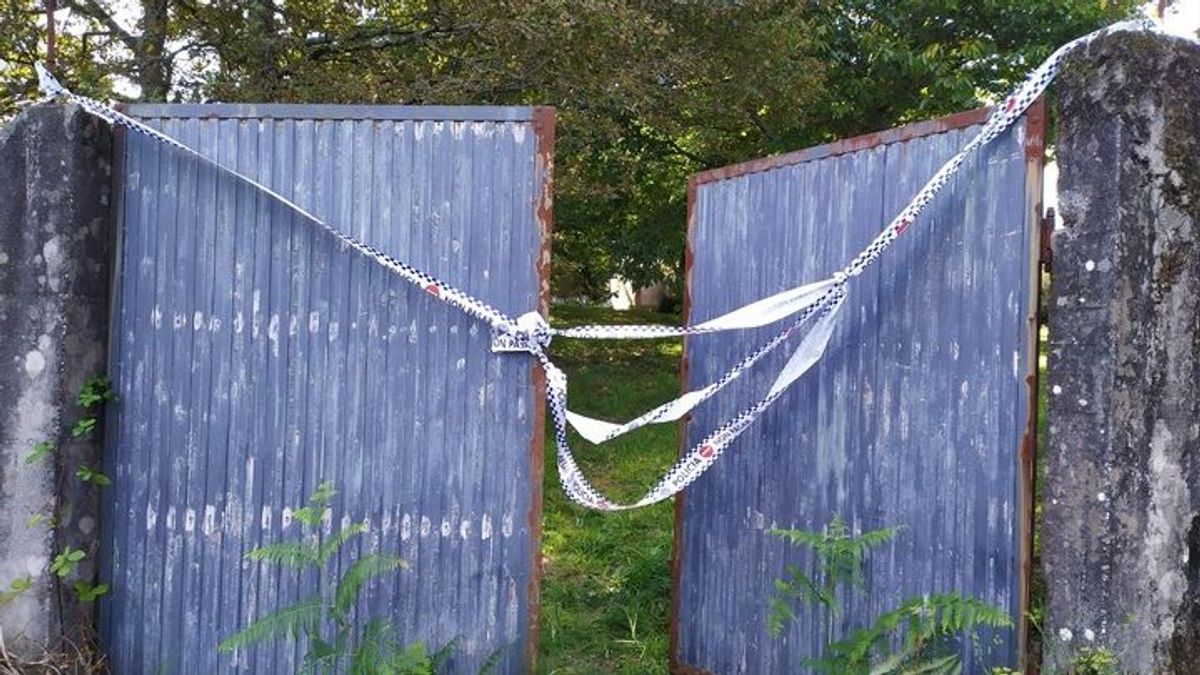 La entrada a la finca de Teo en la que murió Asunta Basterra muestra el estado de abandono de la propiedad