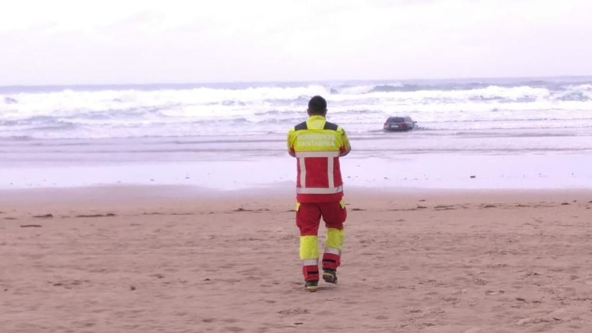 Rescatan un coche encallado en el agua tras atravesar la playa cántabra de Oyambre