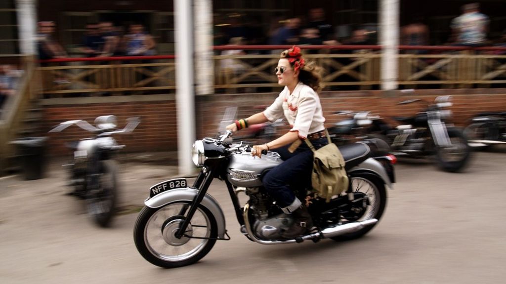 Chica manejando su Triumph en el Hot Rod Hayride Festival 2012