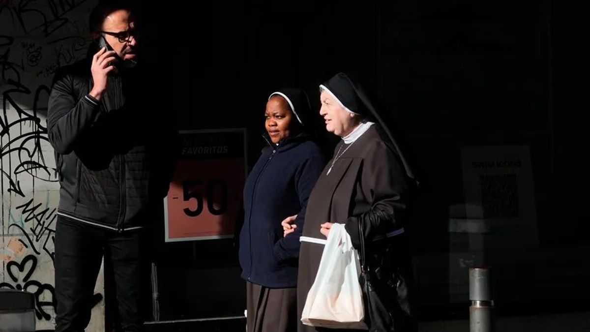 Clarisas de Vitoria: la madre superiora, Sor Isabel, y el vicario para la Vida Consagrada de la Diócesis de Vitoria-Gasteiz, Manuel Gómez Tavira