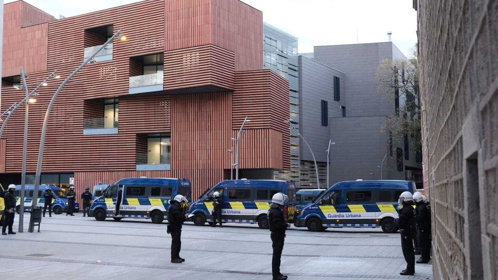 Desalojan a 37 personas en La Tancada, el edificio municipal ocupado en el Raval de Barcelona