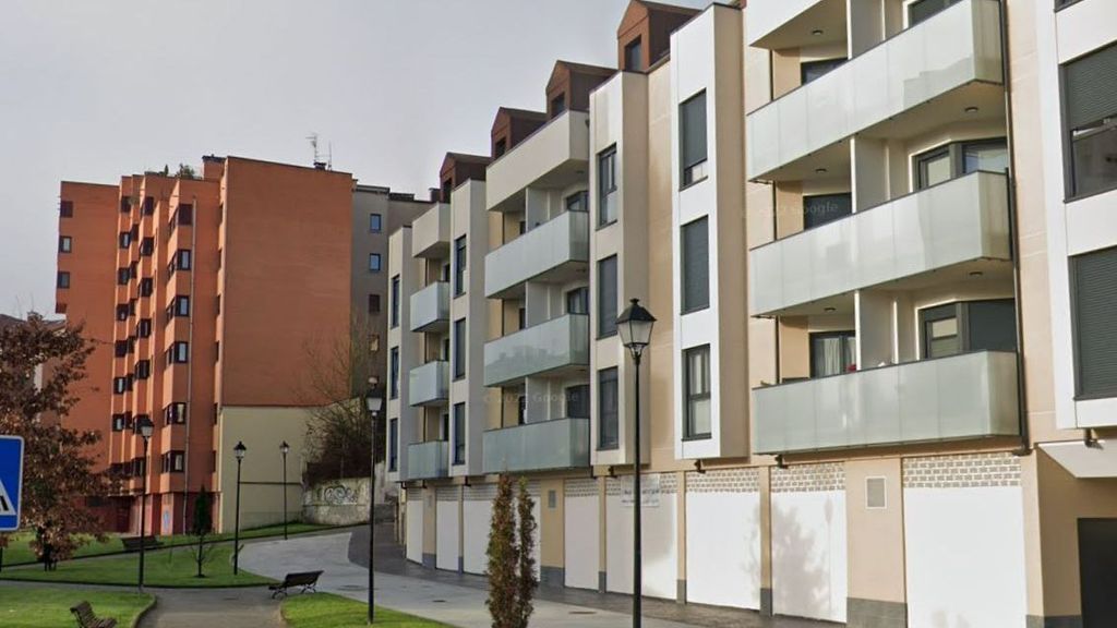 Herida muy grave una joven de 18 años tras precipitarse desde un piso en Oviedo