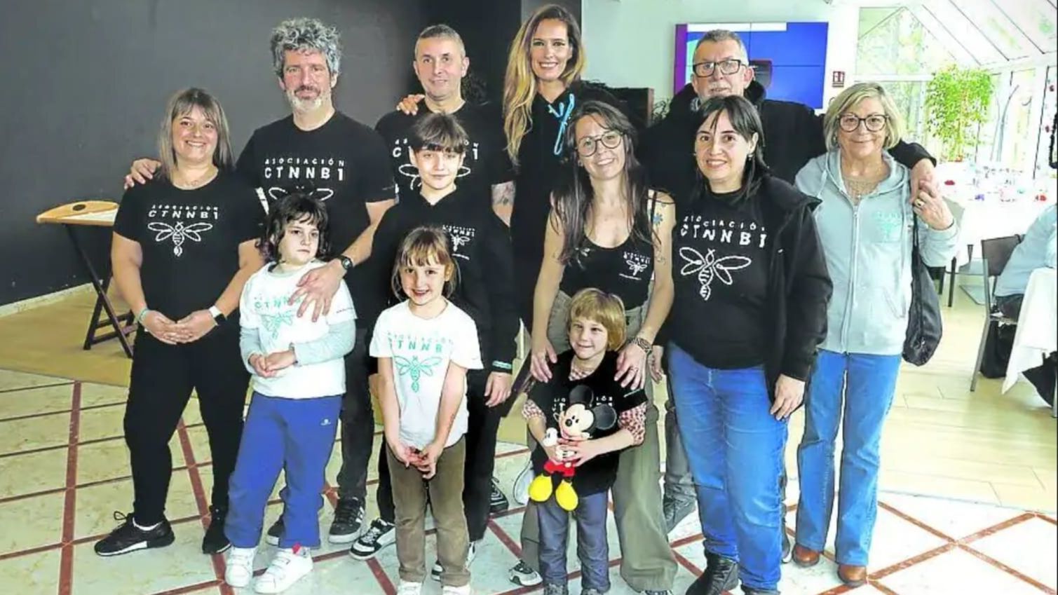 Maialen, primera por la izquierda, con los alumnos de Egibide que han participado en la campaña para recaudar fondos en Vitoria