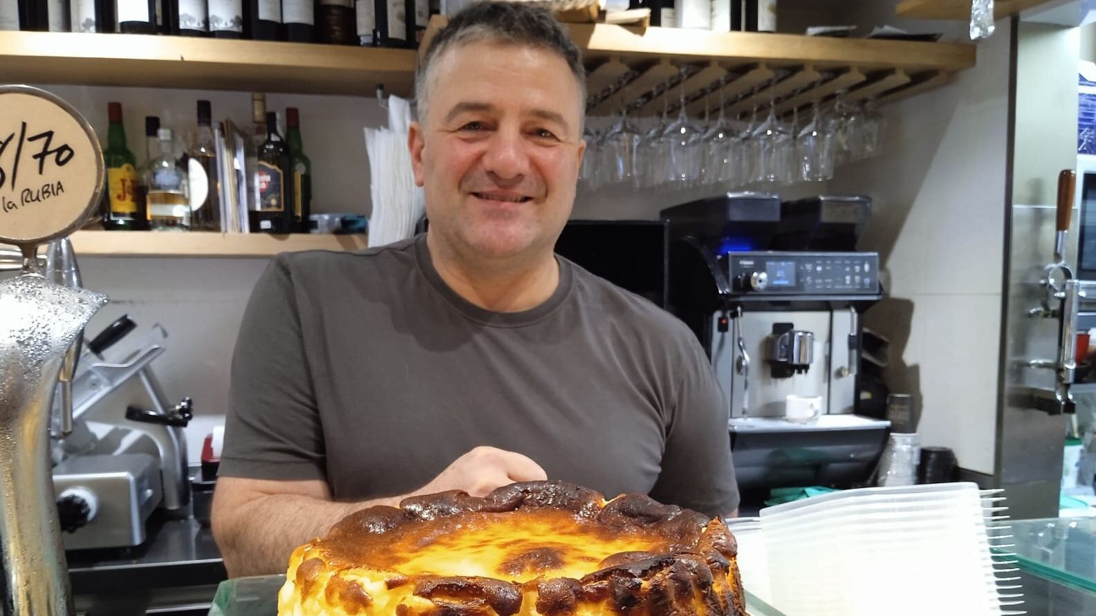 Mikel Castellanos con una de las famosas tartas de La Viña