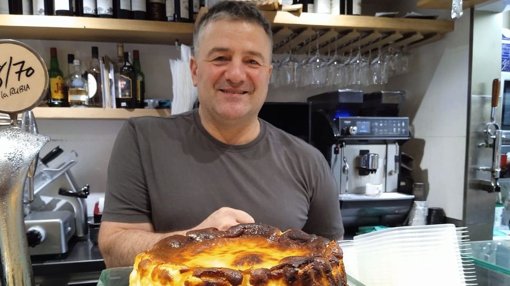 Mikel Castellanos con una de las famosas tartas de La Viña