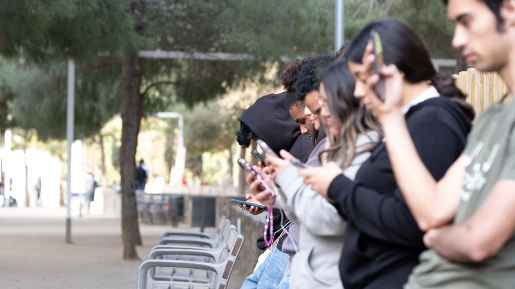 El abuso y la adicción a los móviles y las pantallas: ¿qué podemos hacer para mitigarlo?