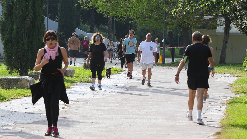 Vecinos paseando por el cauce del río Turia de Valencia