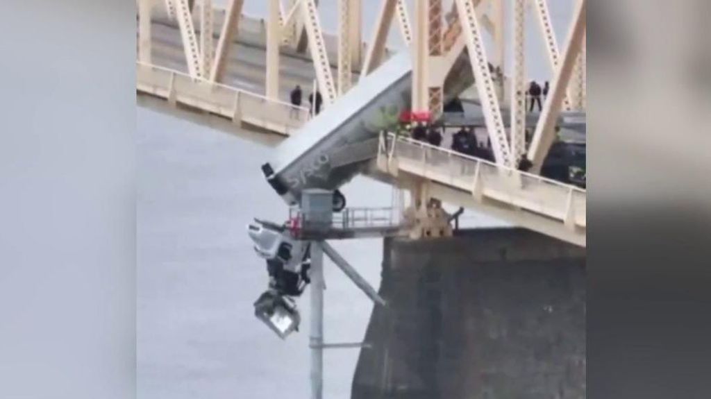 Las escalofriantes imágenes de un camión que se queda colgando de un puente en Kentucky tras un accidente